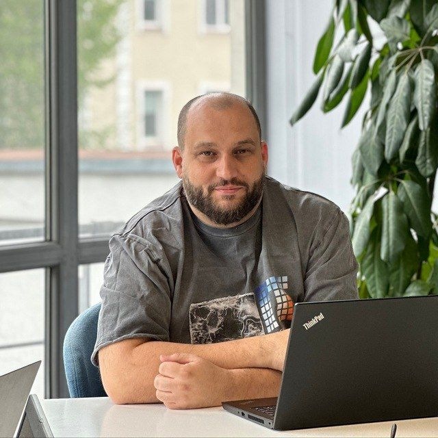 Юрий Фомин за рабочим столом
